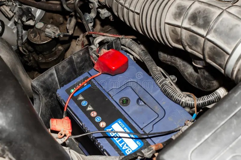 Batterie sous le capot d'une voiture
