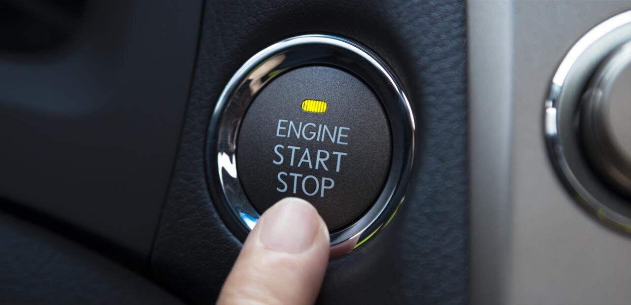 Appui sur un bouton start stop dans une voiture