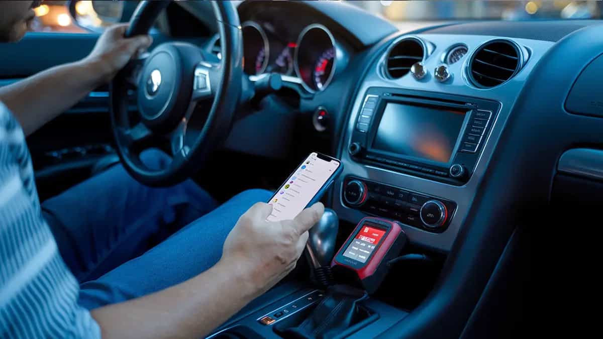Lecteur OBD2 branché pour lire un code défaut P0300