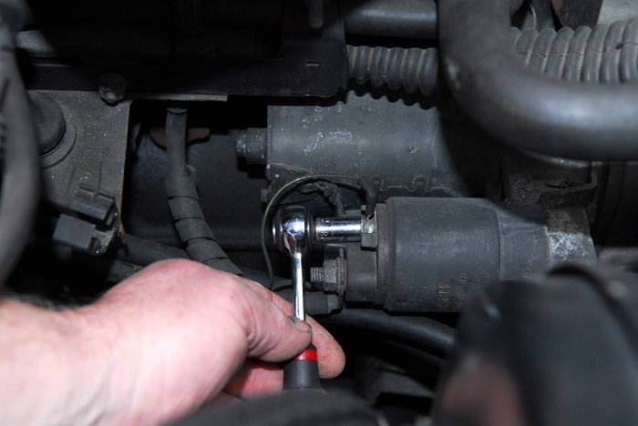 Photo d'un démarreur dans le compartiment moteur