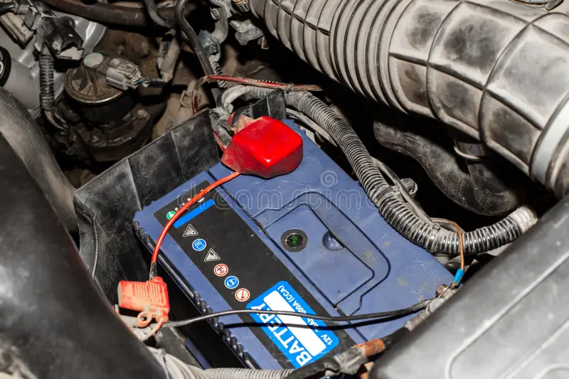 Batterie sous le capot d'une voiture