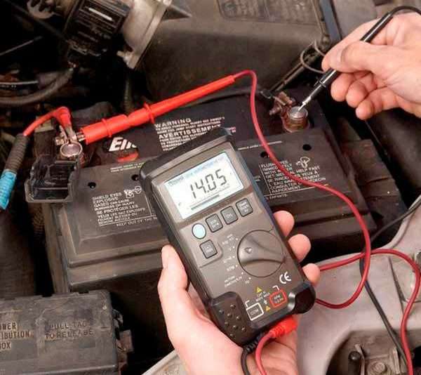 Test de tension d'une batterie de voiture avec un multimètre