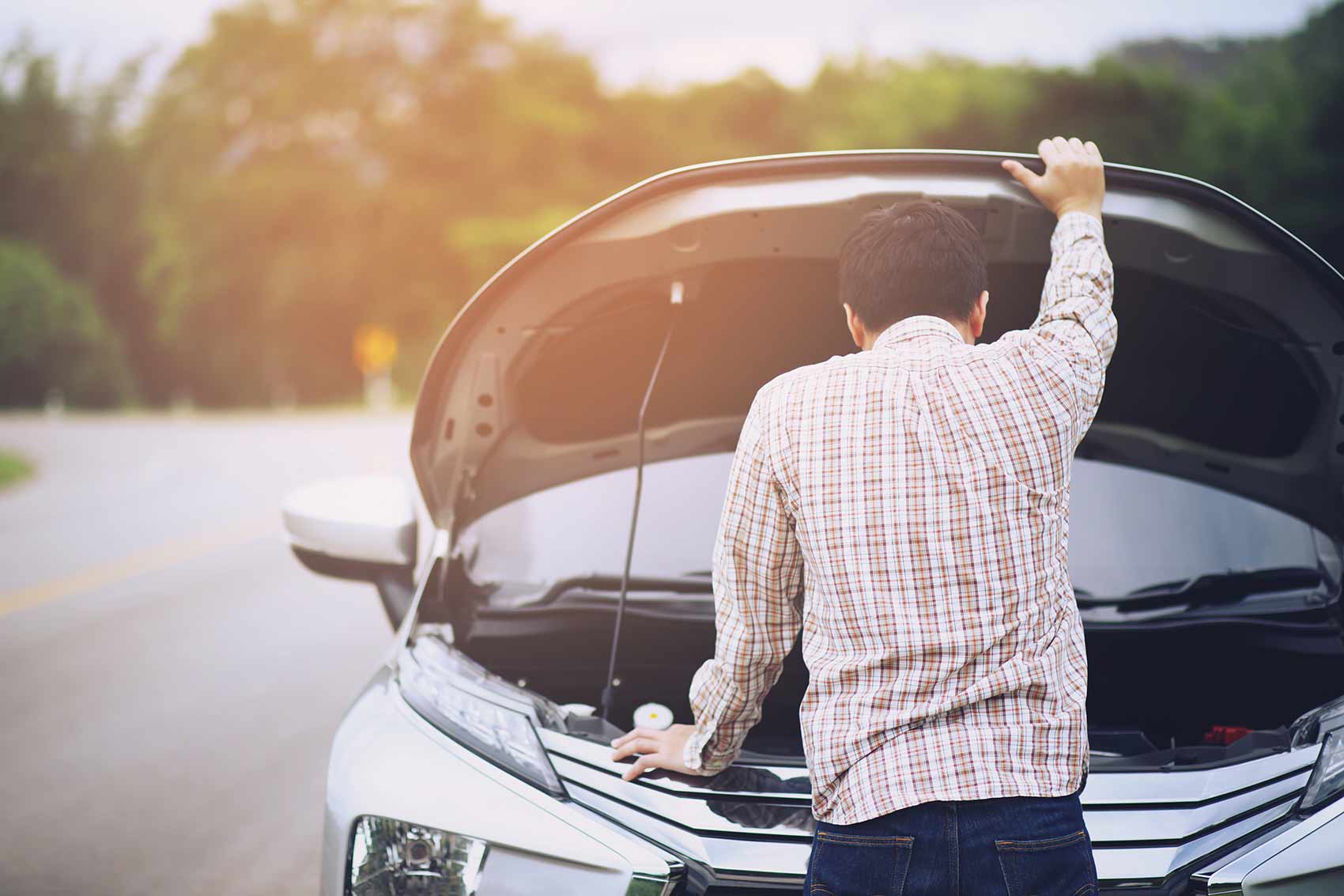 Voiture immobilisée capot ouvert après une panne de batterie