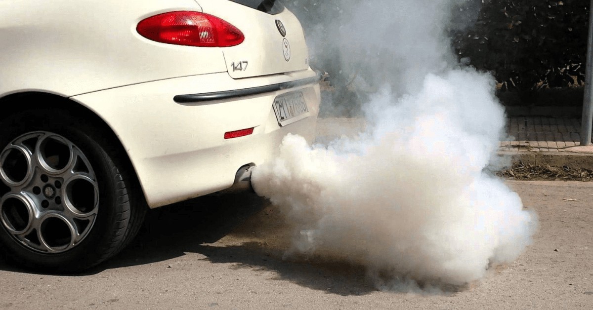 Voiture qui dégage une fumée blanche au démarrage